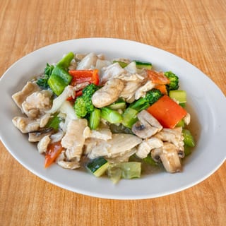 Steamed Chicken with Mixed Vegetables (White Sauce)