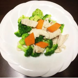 Steamed Chicken with Broccoli (White Sauce)